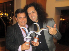 En el Hall del Hotel O»Higgins junto al ganador del Festival de Viña del Mar 2015.