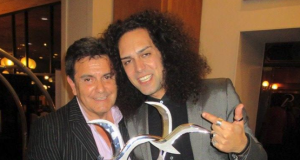 En el Hall del Hotel O»Higgins junto al ganador del Festival de Viña del Mar 2015.