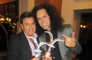 En el Hall del Hotel O»Higgins junto al ganador del Festival de Viña del Mar 2015.