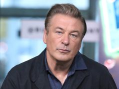 Alec Baldwin abraza al marido y al hijo de Halyna Hutchins, fallecida por un disparo accidental