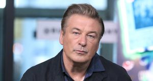 Alec Baldwin abraza al marido y al hijo de Halyna Hutchins, fallecida por un disparo accidental