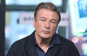 Alec Baldwin abraza al marido y al hijo de Halyna Hutchins, fallecida por un disparo accidental
