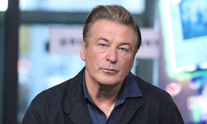 Alec Baldwin abraza al marido y al hijo de Halyna Hutchins, fallecida por un disparo accidental