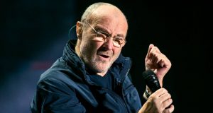 Phil Collins sufre con sus problemas de salud: «Apenas puedo sostener una baqueta»