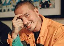 J. Balvin luce como quiere cuando de imponer la moda y el estilo musical se trata.