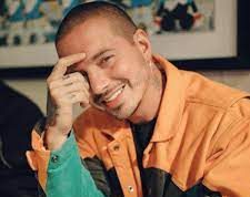 J. Balvin luce como quiere cuando de imponer la moda y el estilo musical se trata.