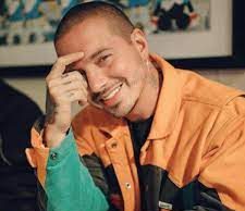 J. Balvin luce como quiere cuando de imponer la moda y el estilo musical se trata.