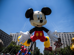 MÁS DE 1 MILLÓN DE PERSONAS VIVIERON LA MAGIA DE LA NAVIDAD EN PARIS PARADE
