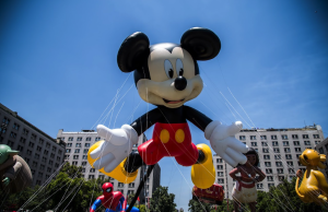 MÁS DE 1 MILLÓN DE PERSONAS VIVIERON LA MAGIA DE LA NAVIDAD EN PARIS PARADE
