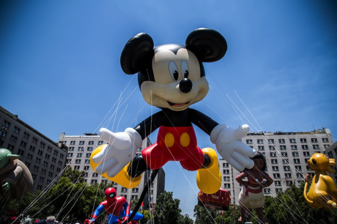 MÁS DE 1 MILLÓN DE PERSONAS VIVIERON LA MAGIA DE LA NAVIDAD EN PARIS PARADE
