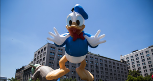 MÁS DE 1 MILLÓN DE PERSONAS VIVIERON LA MAGIA DE LA NAVIDAD EN PARIS PARADE