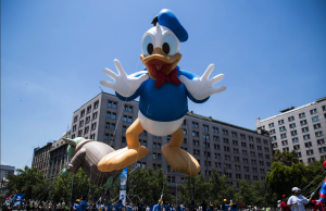 MÁS DE 1 MILLÓN DE PERSONAS VIVIERON LA MAGIA DE LA NAVIDAD EN PARIS PARADE
