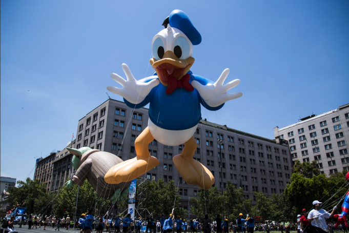 MÁS DE 1 MILLÓN DE PERSONAS VIVIERON LA MAGIA DE LA NAVIDAD EN PARIS PARADE