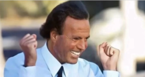 Julio Iglesias sorprendió con cambio de imagen y desmintió rumores sobre su estado de salud: publicó renovada foto en redes